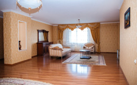 Продажа 4-комнатной квартиры, 220 м, Кунаева, дом 14