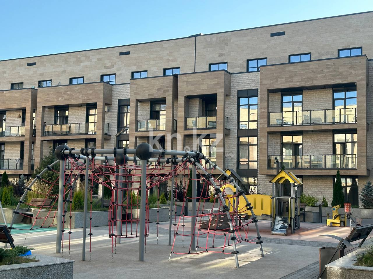 Продажа 4-комнатной квартиры, 213 м², Ерменсай, дом  36 - ул. Ушкемпирова в Алматы - фото 2