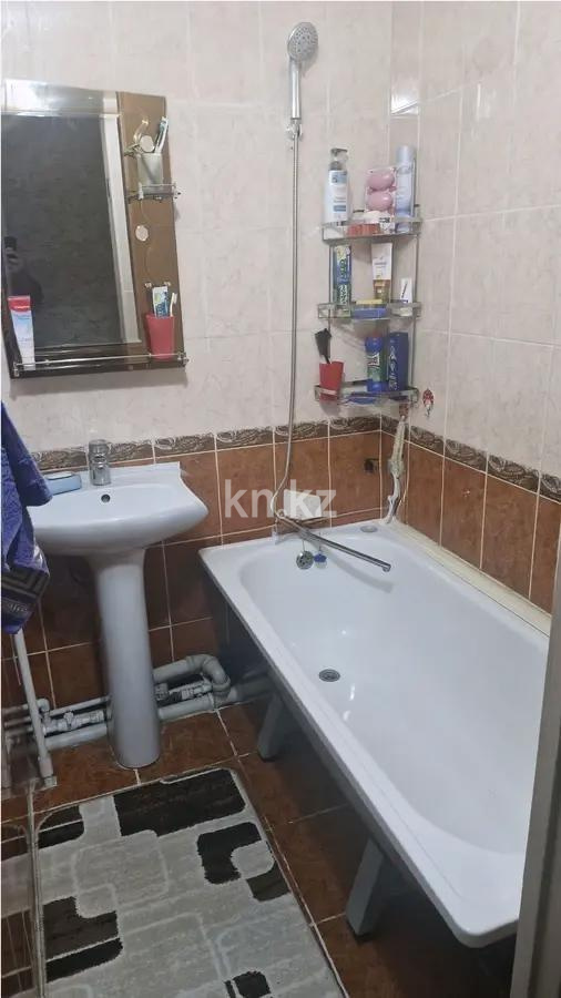 Продажа 4-комнатной квартиры, 64 м², 21 мкр., дом  11 в Караганде - фото 6