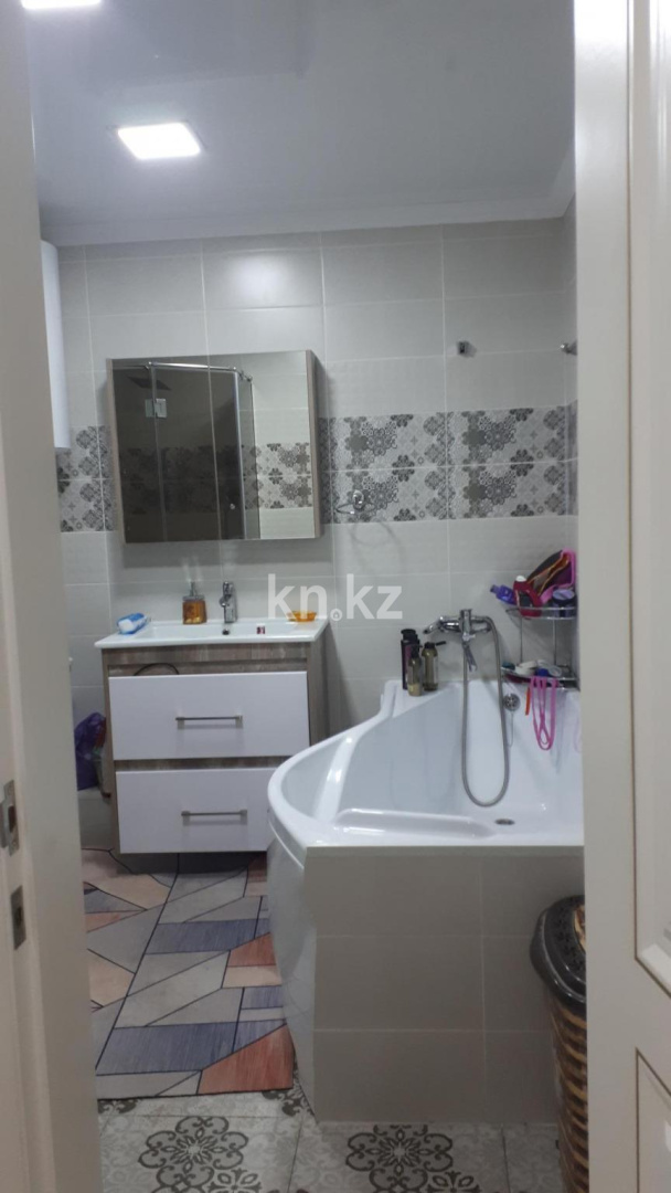 Продажа 5-комнатной квартиры, 119 м², ул. Аманжолова, дом  69 в Караганде - фото 17