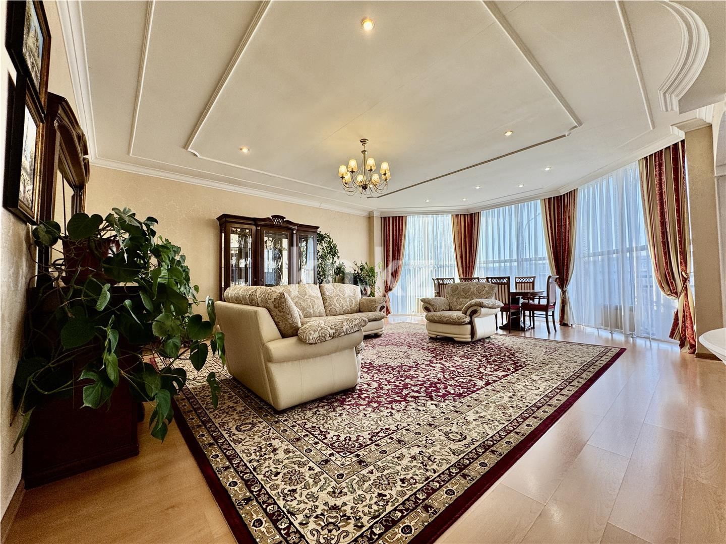 Продажа 3-комнатной квартиры, 132 м², ул. Абая, дом  5 в Караганде - фото 2