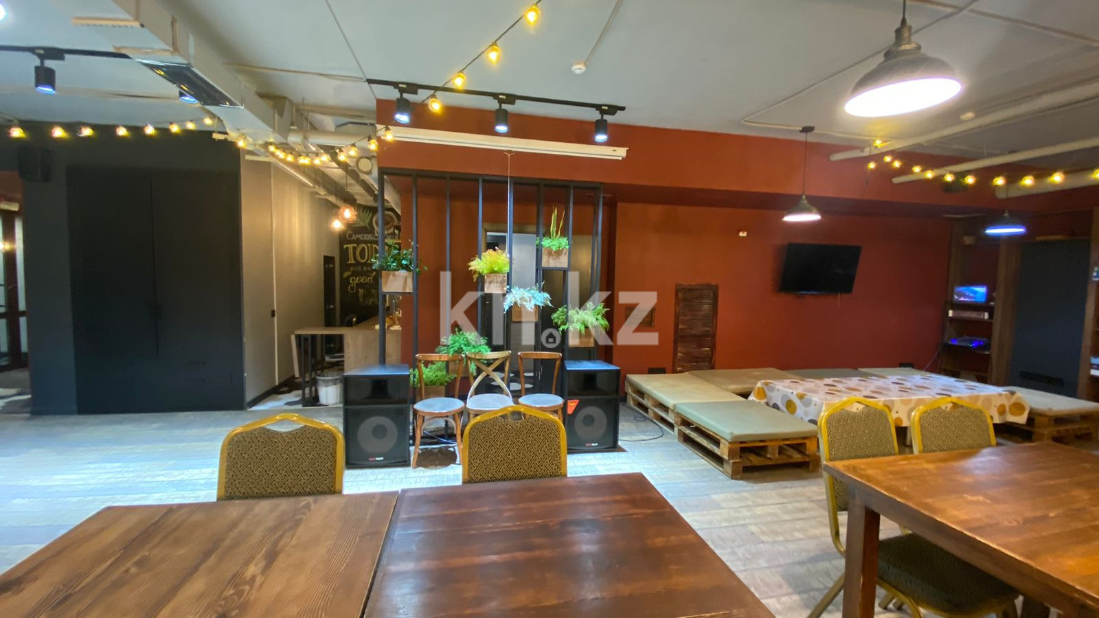 Продажа , 202 м², ул. Аманжолова, дом  24 в Астане