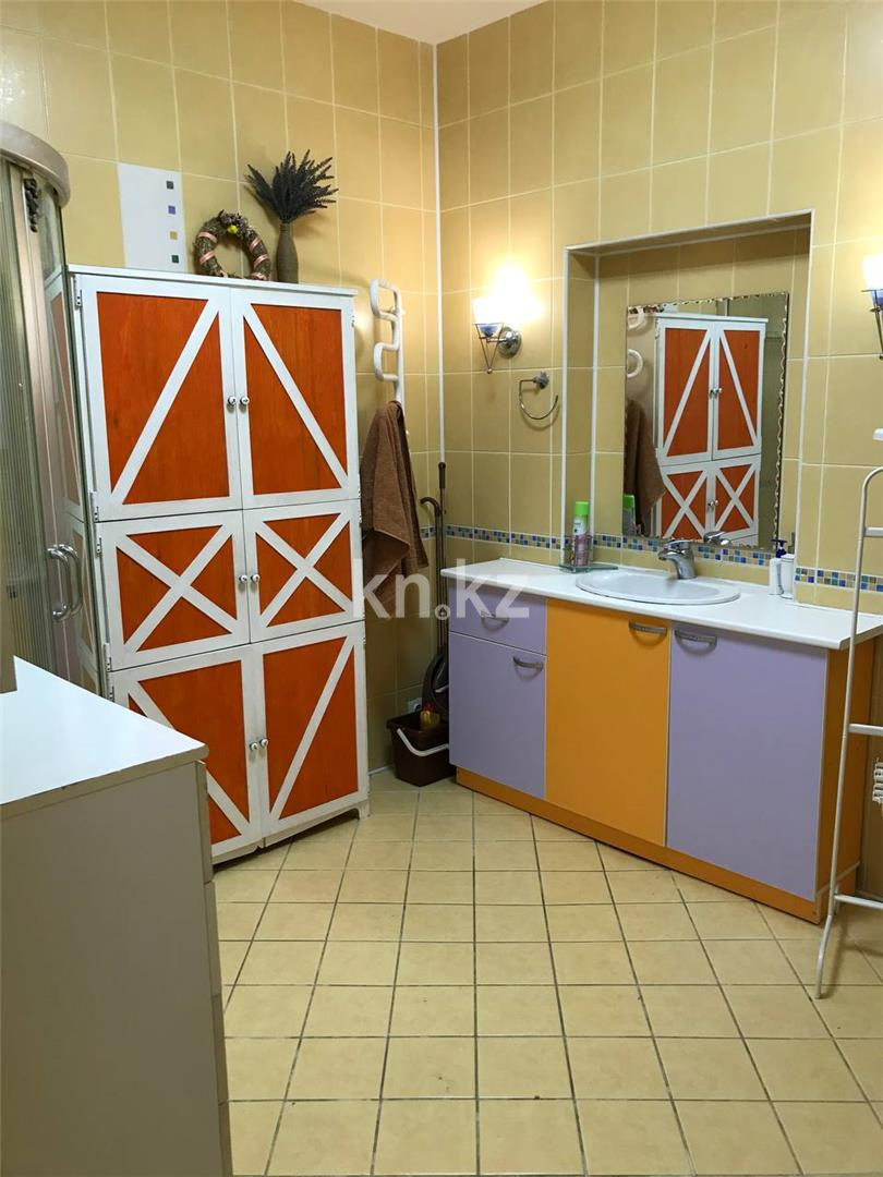 Продажа 2-комнатной квартиры, 57 м², ул. Аханова (Театральная), дом  54 в Караганде - фото 12