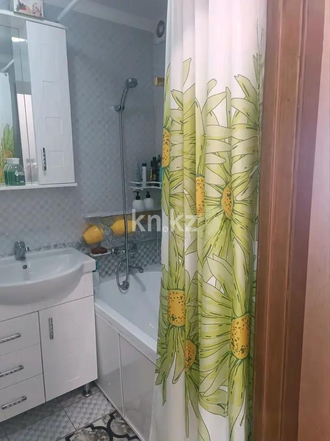 Продажа 3-комнатной квартиры, 82 м², 23 мкр., дом  12 в Караганде - фото 6