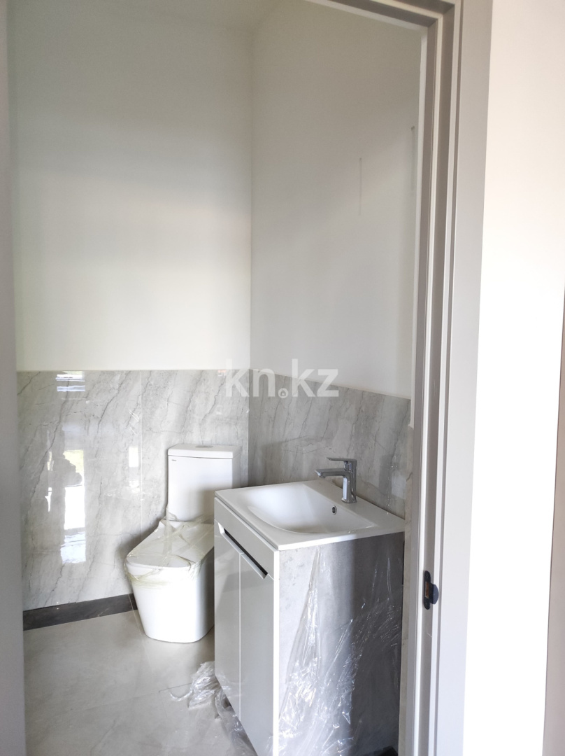 Продажа 3-комнатной квартиры, 92 м², ул. Аманжолова, дом  100 в Караганде - фото 16