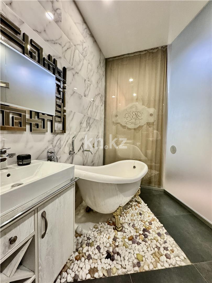 Продажа 3-комнатной квартиры, 160 м², ул. Аманжолова, дом  41 в Караганде - фото 28