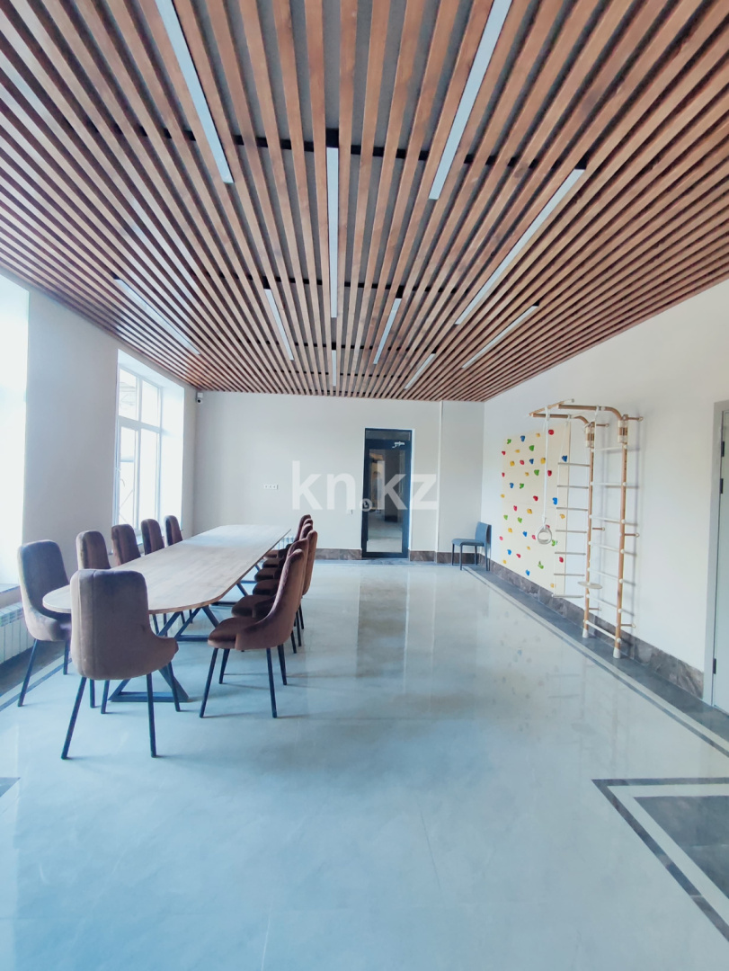 Продажа 3-комнатной квартиры, 92 м², ул. Аманжолова, дом  100 в Караганде - фото 5