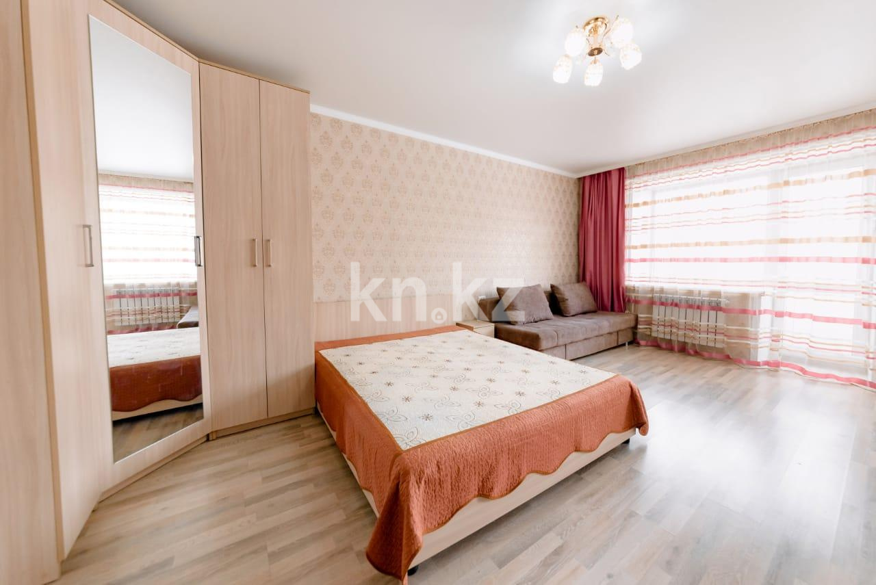 Аренда 1-комнатной квартиры посуточно, 42 м², пр. Бухар-жырау, дом  75 в Караганде