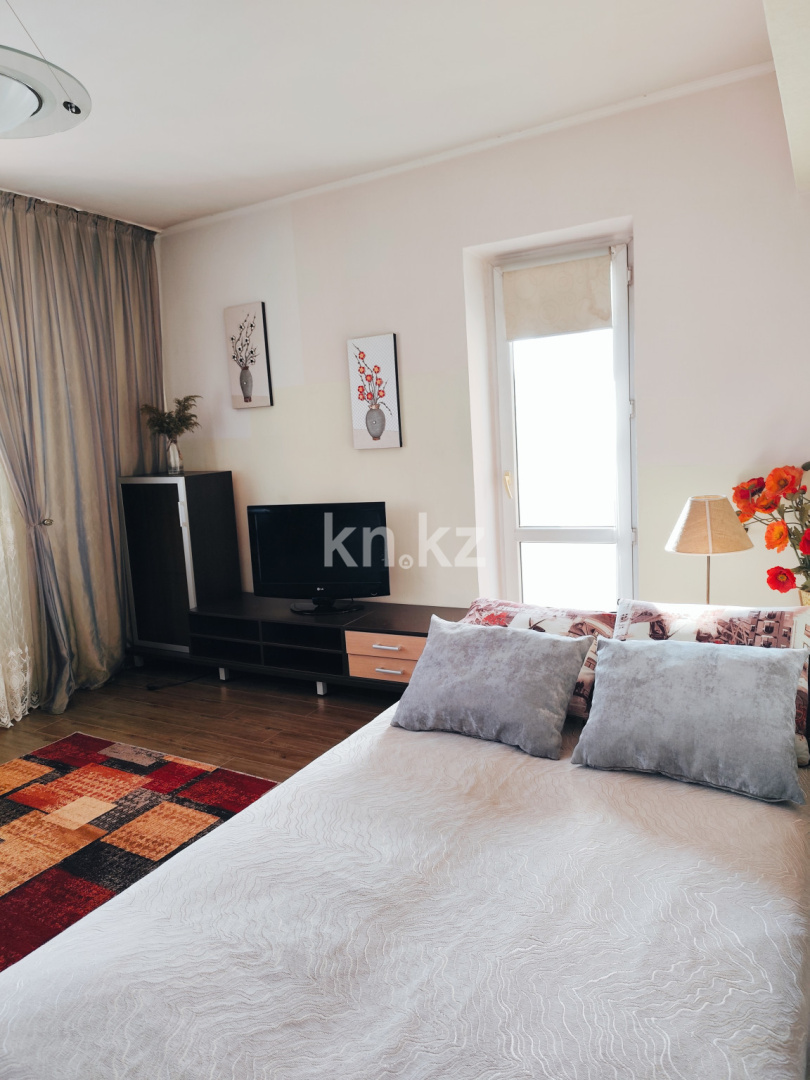Аренда 1-комнатной квартиры посуточно, 50 м², Самал-1 мкр-н, дом  31 - ул. Жолдасбекова в Алматы - фото 4
