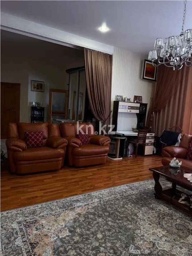 Продажа 3-комнатной квартиры, 135 м², ул. Аманжолова, дом  30 в Караганде