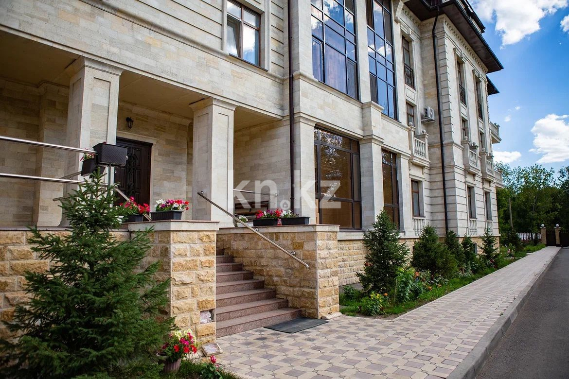 Продажа 5-комнатной квартиры, 154 м², ул. Аманжолова, дом  94/3 в Караганде - фото 25