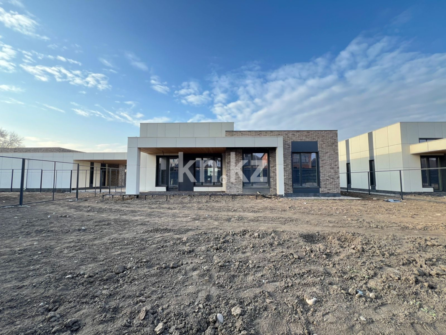 Продажа 3-комнатного дома, 201 м², ул. Новостройка в Алматы - фото 2