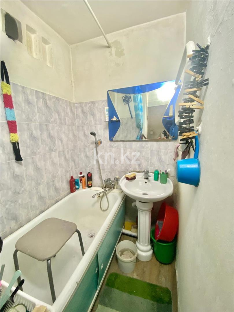 Продажа 3-комнатной квартиры, 46 м², 17 мкр., дом  35 в Караганде - фото 10