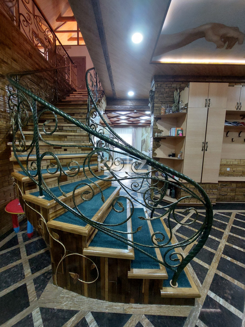 Продажа 6-комнатного дома, 384 м², ул. Каримова в Алматы