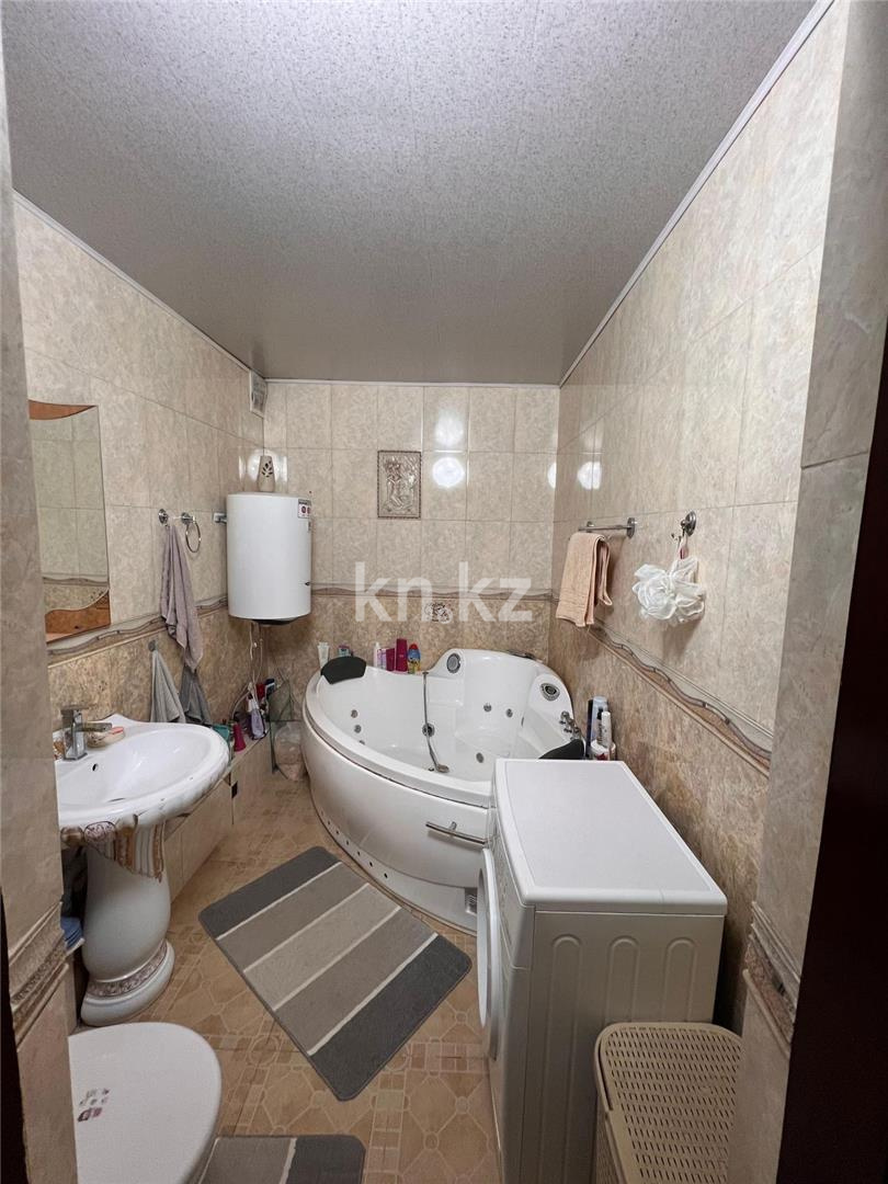 Продажа 3-комнатной квартиры, 68 м², 6-й мкр., дом  5 в Караганде - фото 8