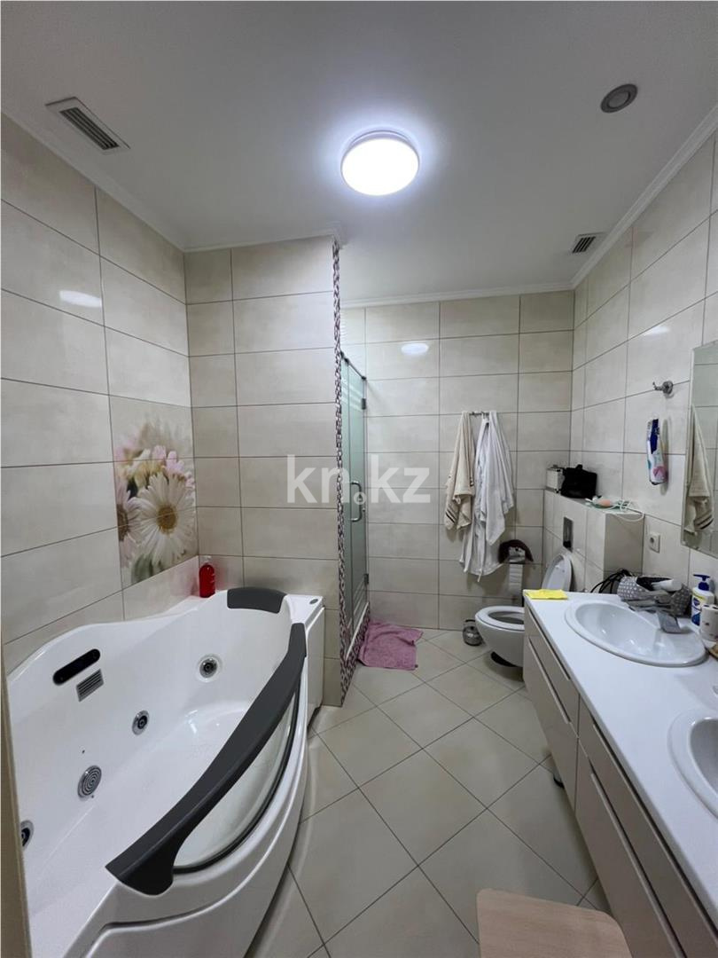 Продажа 4-комнатной квартиры, 188 м², ул. Аманжолова в Караганде - фото 21