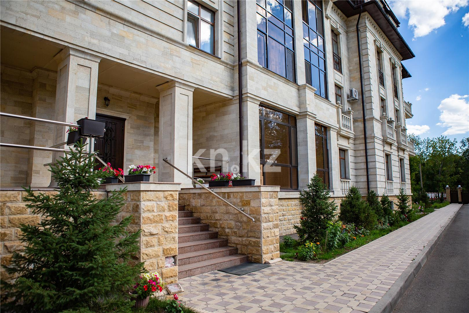 Продажа 4-комнатной квартиры, 154 м², ул. Аманжолова в Караганде - фото 2