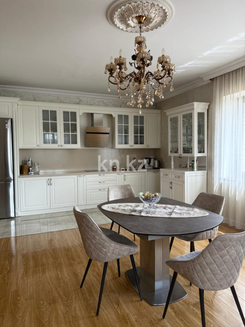 Продажа 5-комнатного дома, 300 м², ул. Космонавтов в Караганде