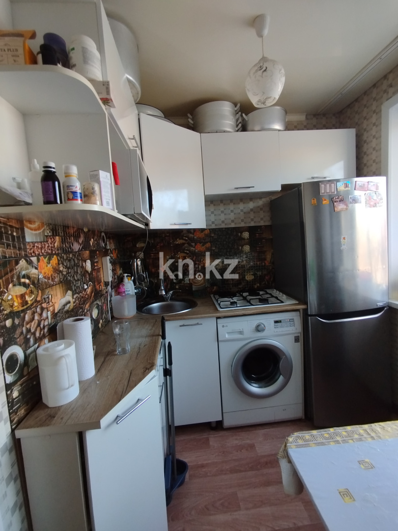 Продажа 3-комнатной квартиры, 62 м², 15 мкр., дом  18 в Караганде - фото 3