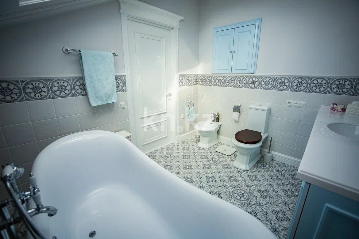 Продажа 5-комнатной квартиры, 154 м², ул. Аманжолова, дом  94/3 в Караганде - фото 17