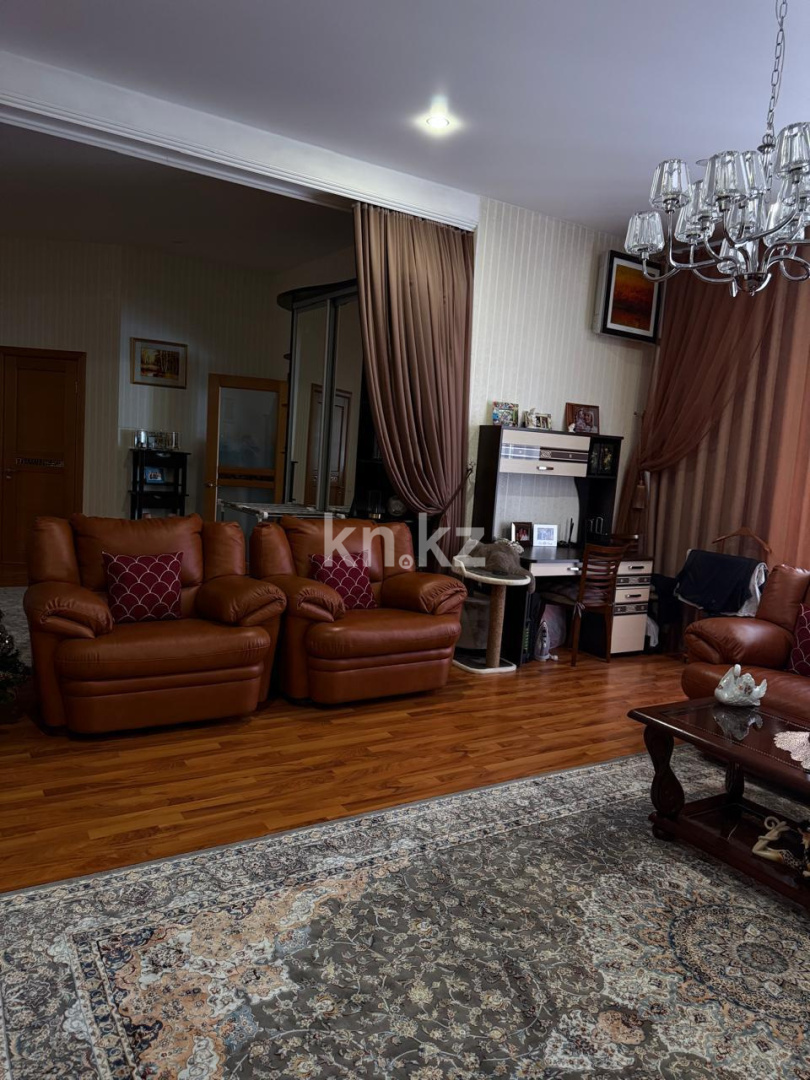 Продажа 3-комнатной квартиры, 135.4 м², ул. Аманжолова в Караганде - фото 3