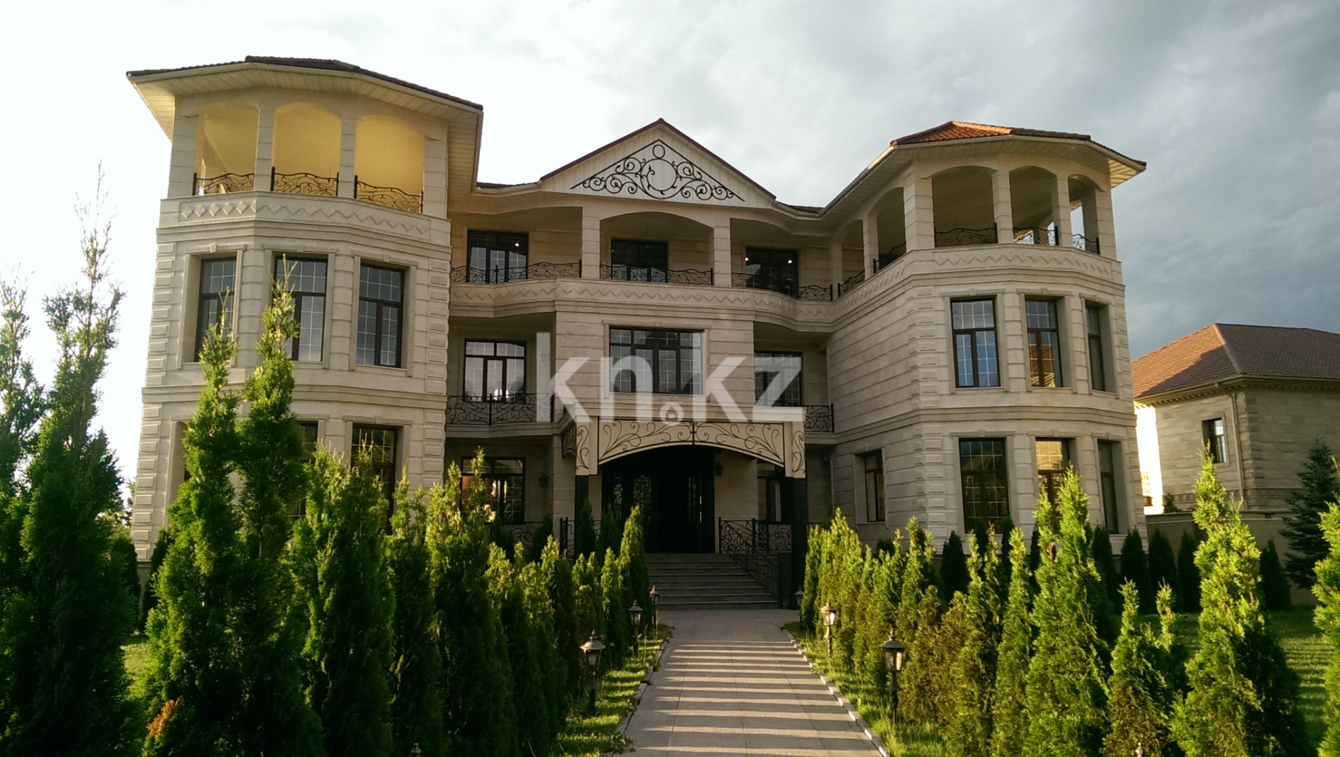 Продажа 8-комнатного дома, 1200 м², ул. Керей-Жанибек хандар в Алматы