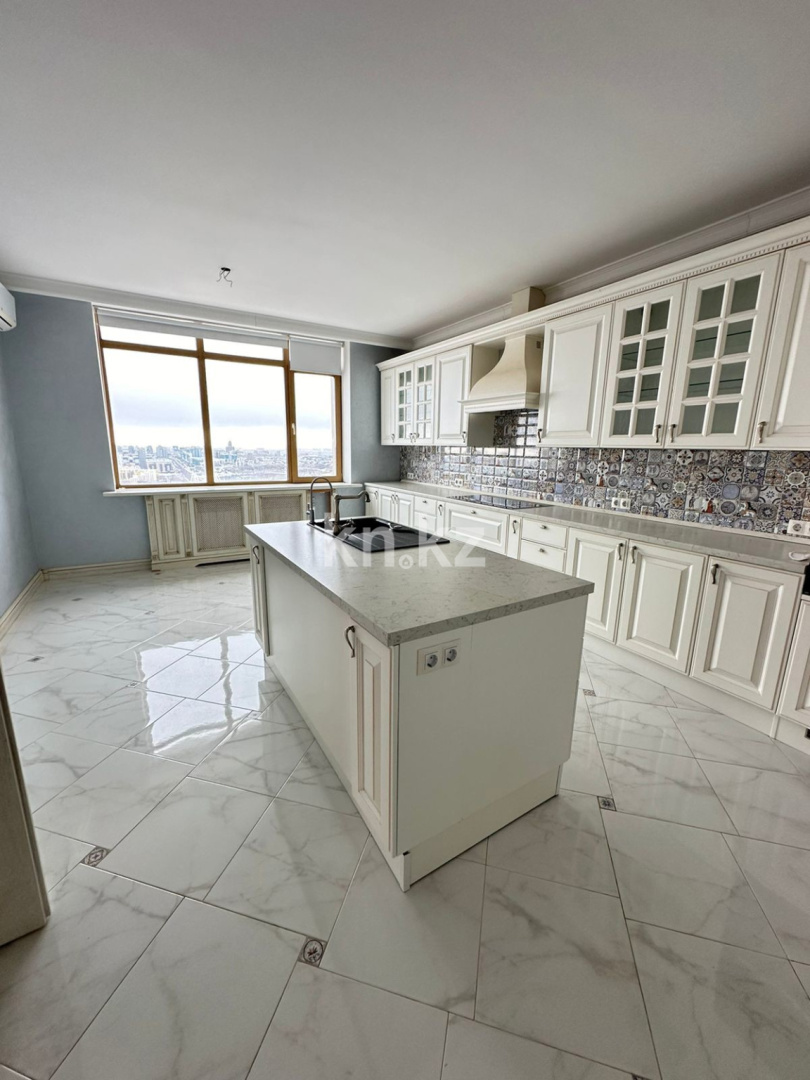 Продажа 4-комнатной квартиры, 300 м², Рахимжана Кошкарбаева в Астане