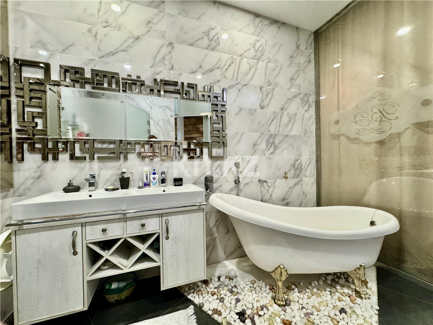 Продажа 3-комнатной квартиры, 160 м², ул. Аманжолова, дом  41 в Караганде - фото 25