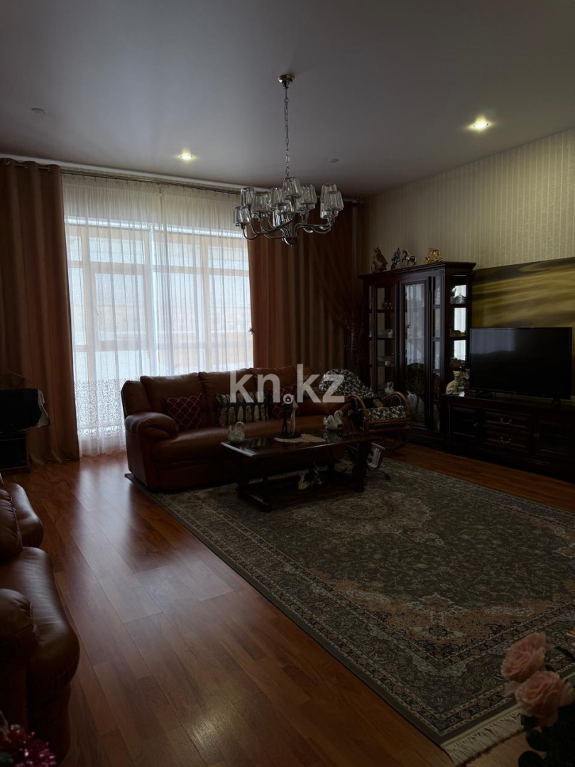 Продажа 3-комнатной квартиры, 135.4 м², ул. Аманжолова в Караганде
