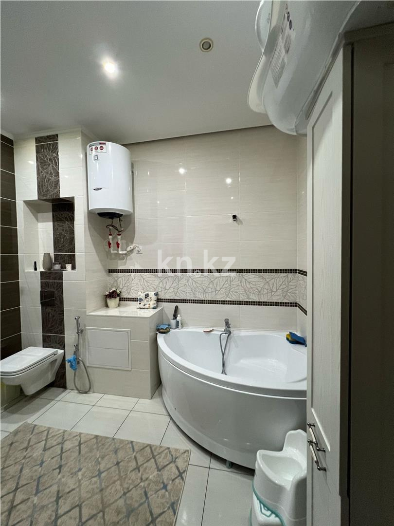Продажа 3-комнатной квартиры, 127 м², ул. Аманжолова, дом  96/1 в Караганде - фото 13