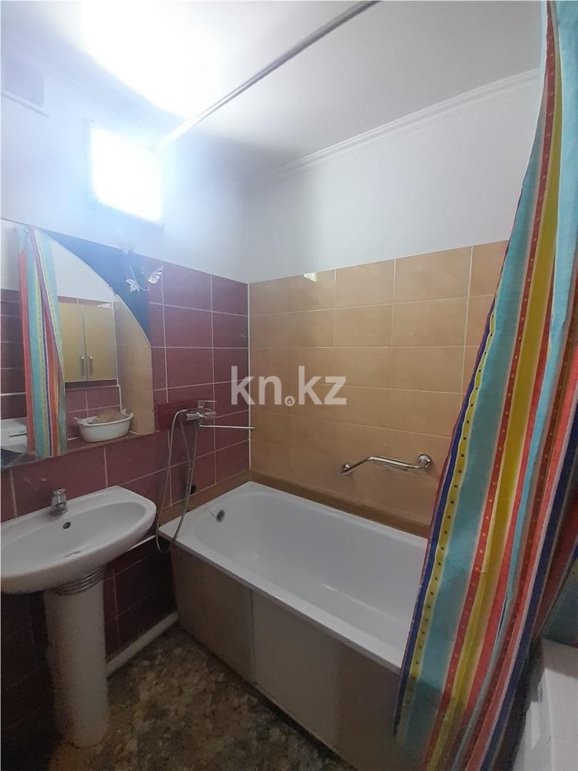 Продажа 3-комнатной квартиры, 57 м², ул. Аманжолова, дом  43 в Караганде - фото 7