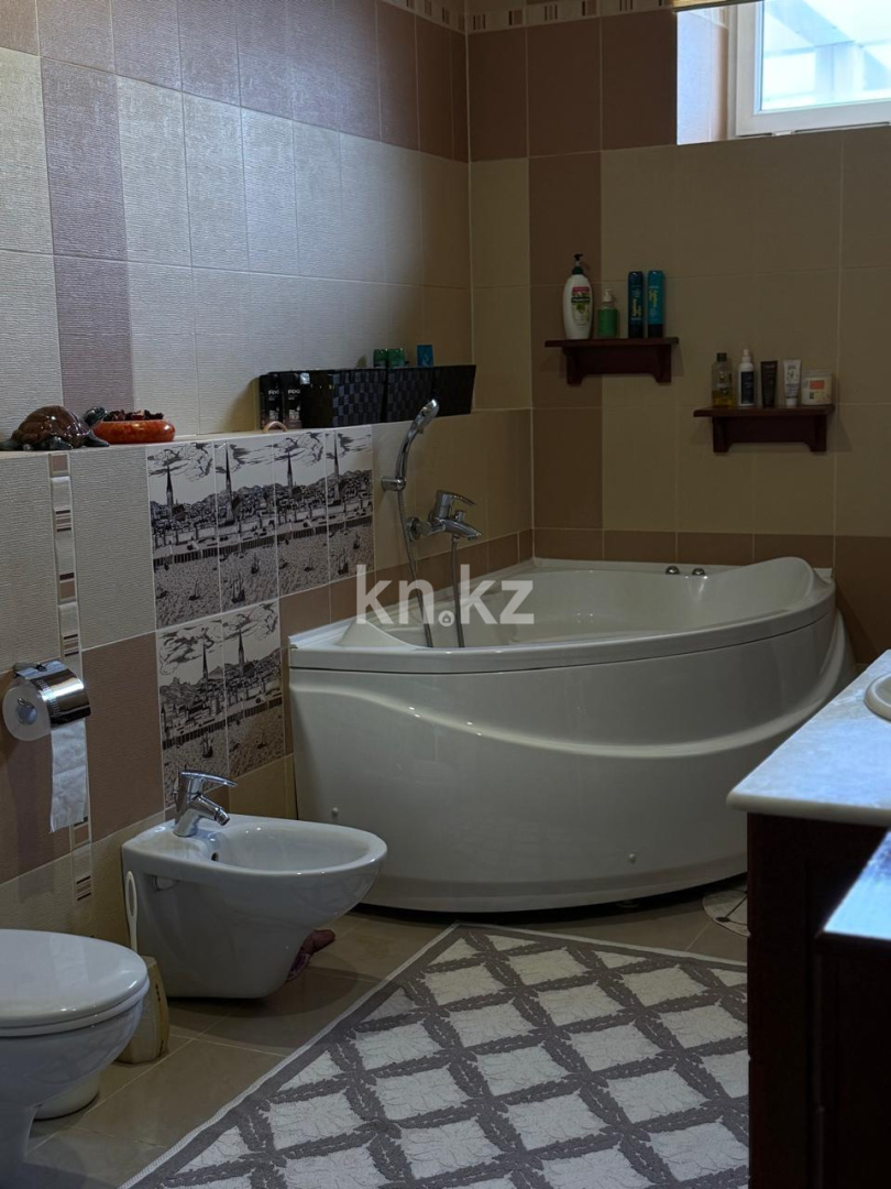 Продажа 3-комнатной квартиры, 135.4 м², ул. Аманжолова в Караганде - фото 11