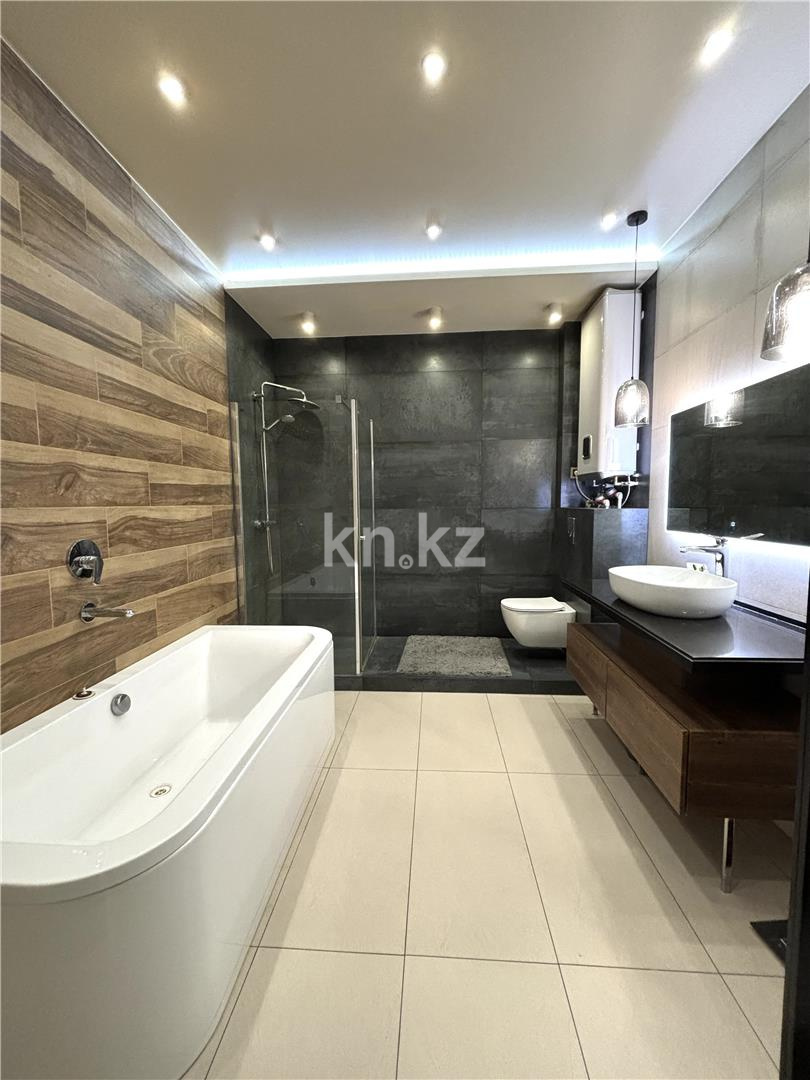 Продажа 2-комнатной квартиры, 94 м², ул. Аманжолова, дом  96/1 в Караганде - фото 9