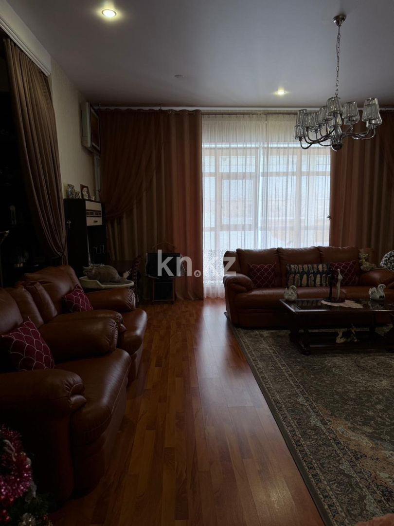 Продажа 3-комнатной квартиры, 135.4 м², ул. Аманжолова в Караганде - фото 2