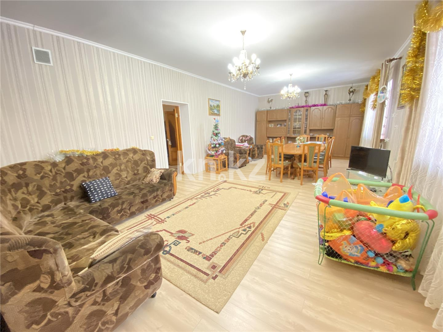 Продажа 7-комнатного дома, 372 м², ул. Аманжолова в Караганде