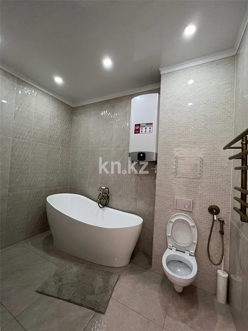 Продажа 4-комнатной квартиры, 124 м², ул. Аманжолова, дом  96/1 в Караганде - фото 12