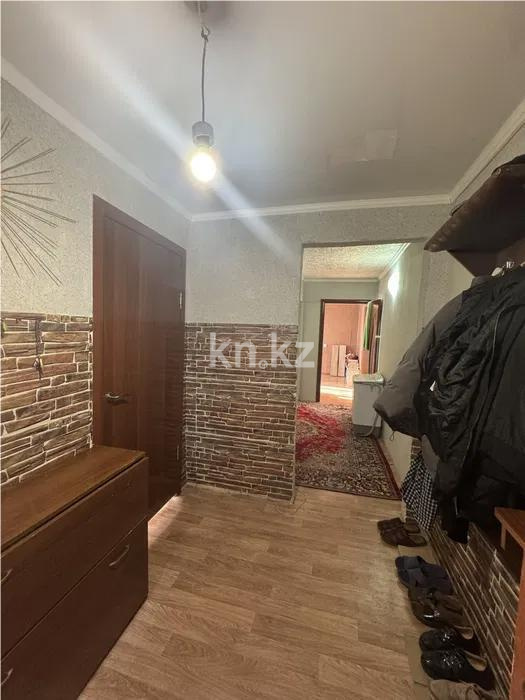 Продажа 3-комнатной квартиры, 63 м², 23-й мкр., дом  4 в Караганде - фото 4