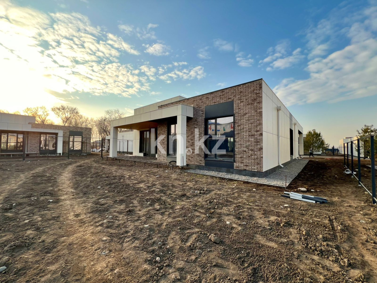 Продажа 3-комнатного дома, 201 м², ул. Новостройка в Алматы