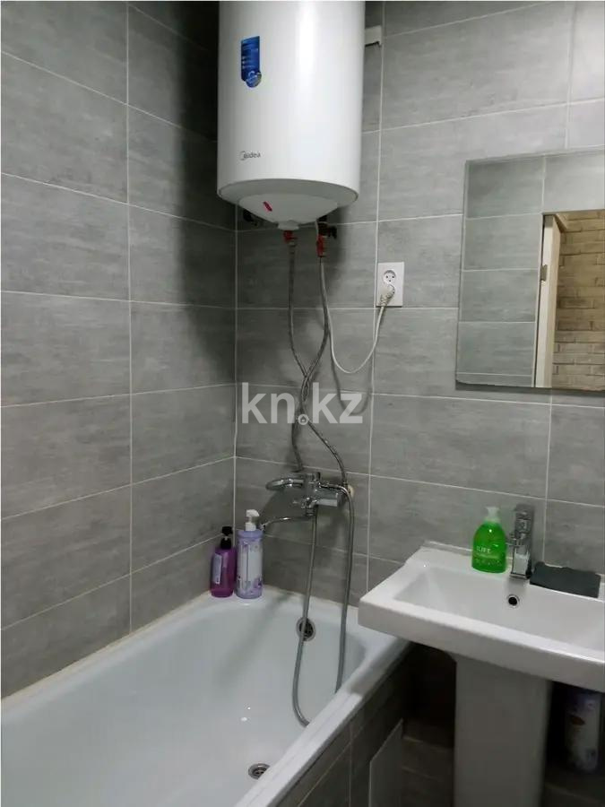 Продажа 3-комнатной квартиры, 61 м², 16 мкр., дом  2 в Караганде - фото 4