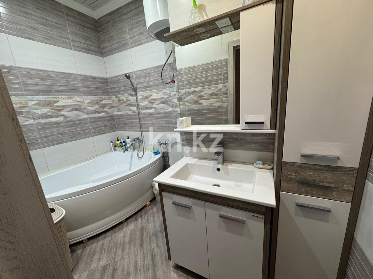 Продажа 3-комнатной квартиры, 73.8 м², пр. Шахтеров, дом  52 Б в Караганде - фото 5