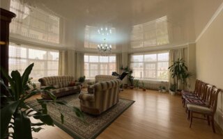 Продажа 4-комнатной квартиры, 178.3 м²